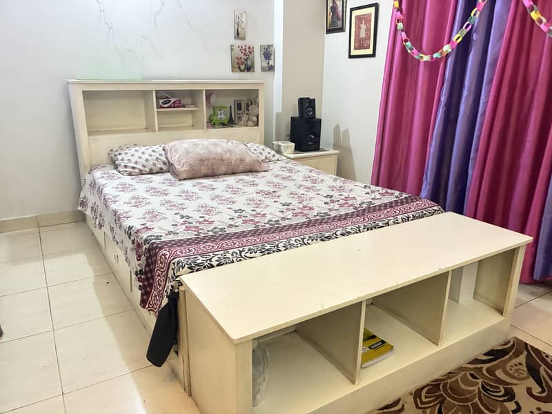 Queen size bed 2