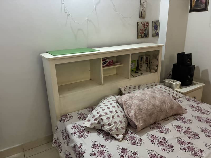 Queen size bed 3