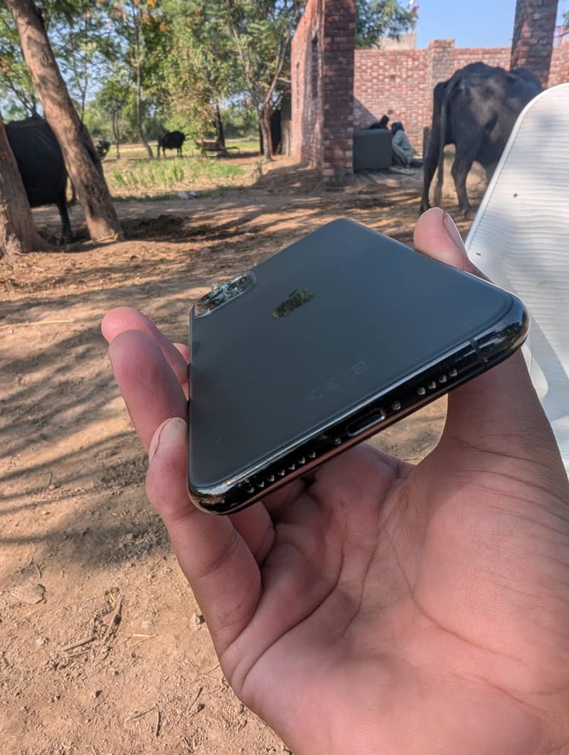 Apple iPhone 11 Pro Max 2