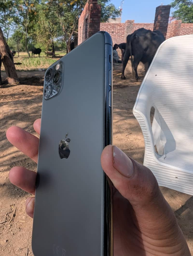 Apple iPhone 11 Pro Max 3