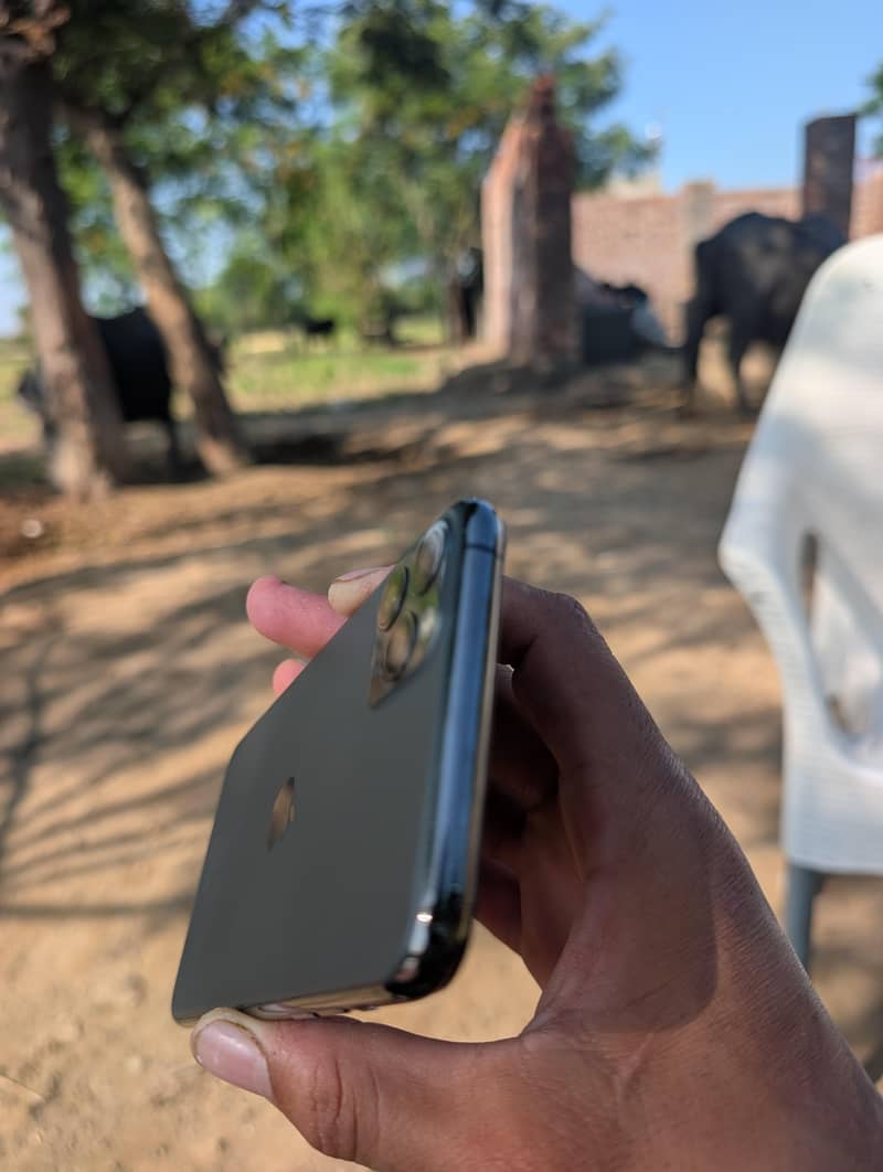 Apple iPhone 11 Pro Max 4