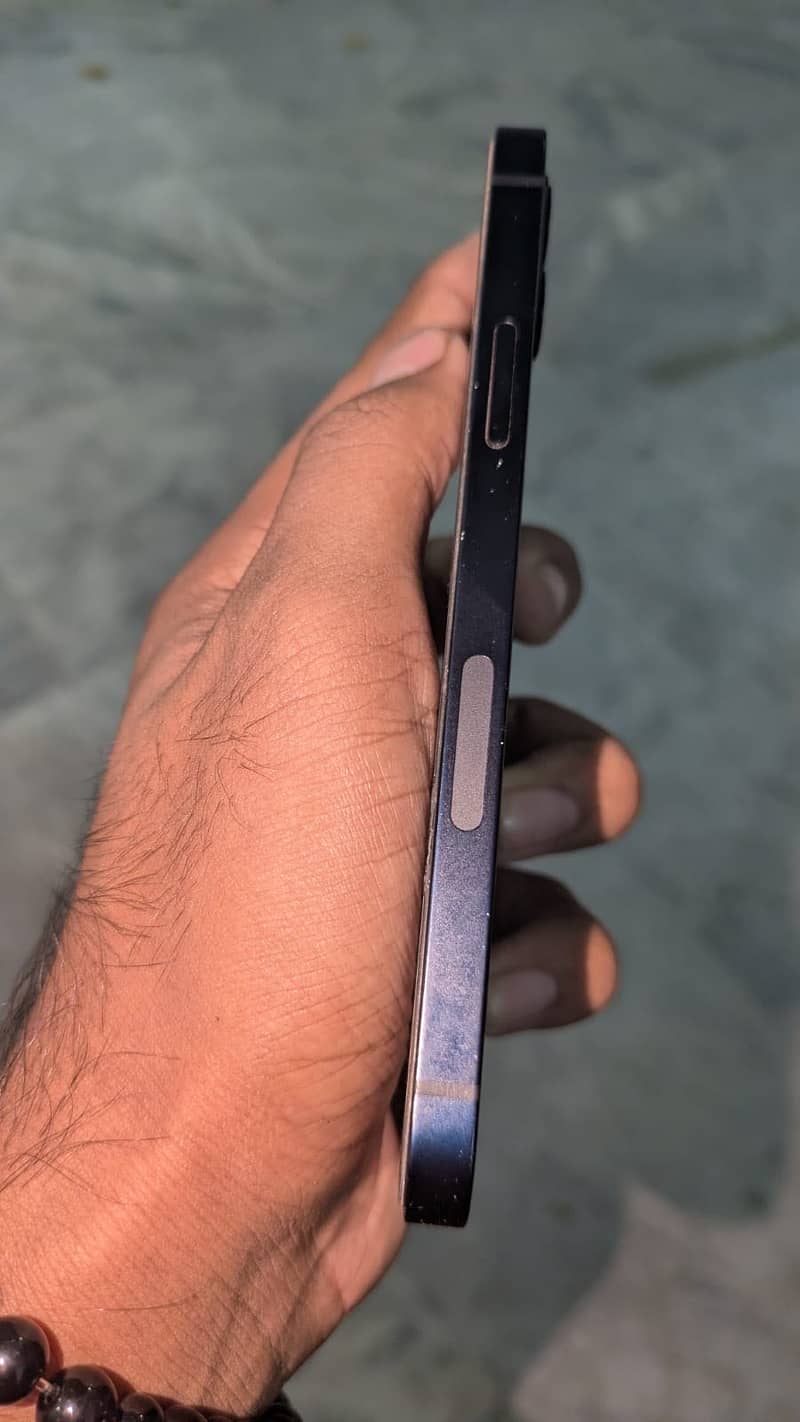 Apple iPhone 12 4