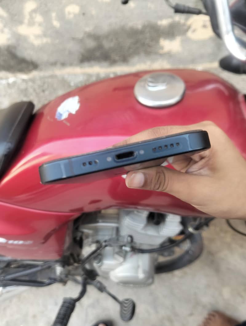 Apple iPhone 13 4