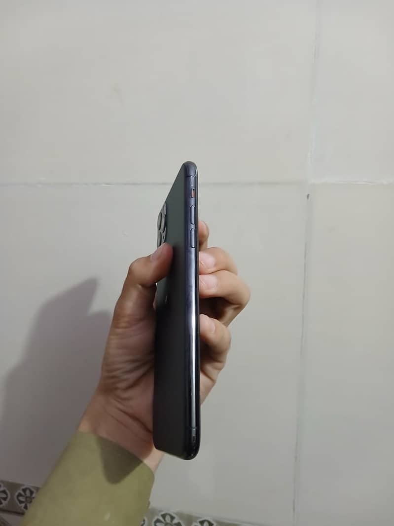 Apple iPhone 11 Pro Max 4