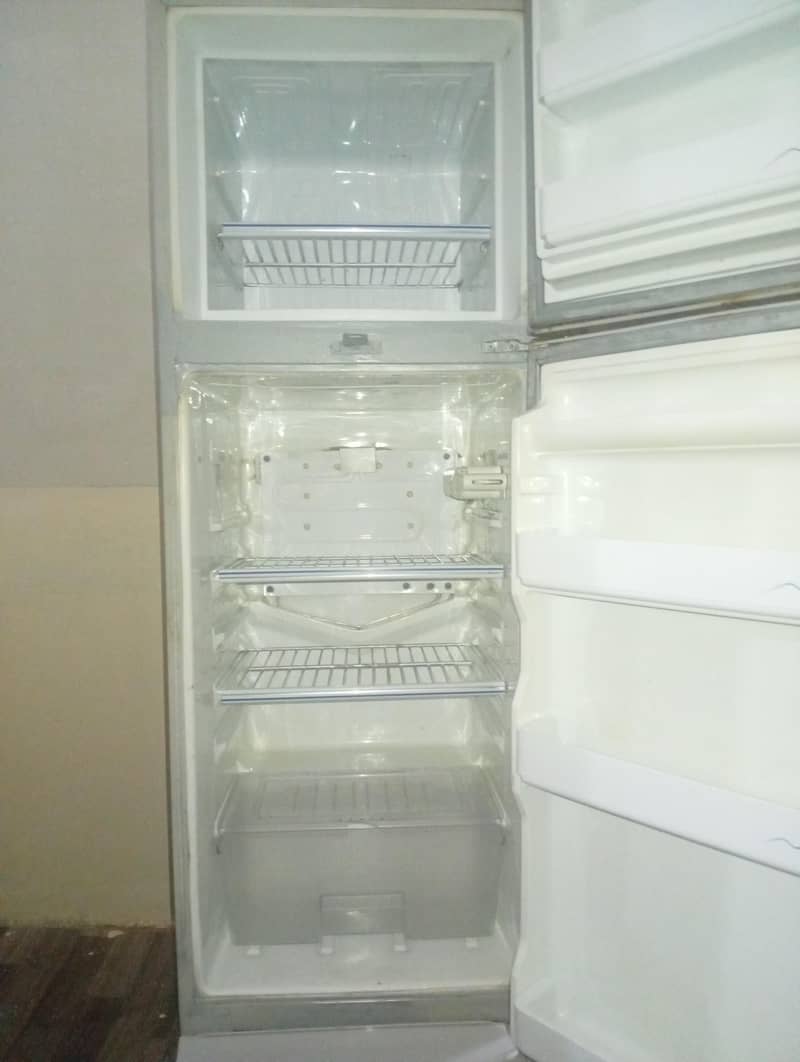 Dawlance medium size fridge 1