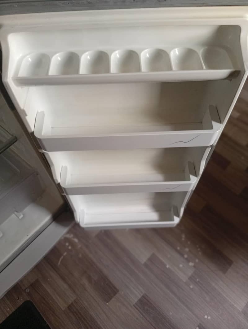 Dawlance medium size fridge 3