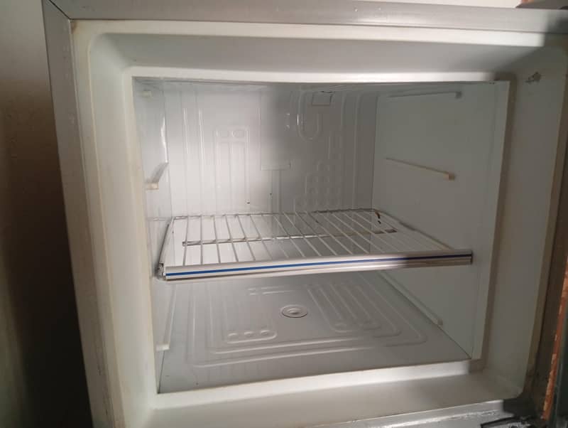 Dawlance medium size fridge 4