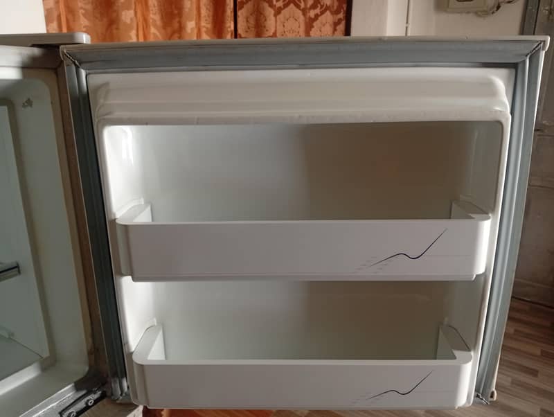 Dawlance medium size fridge 5