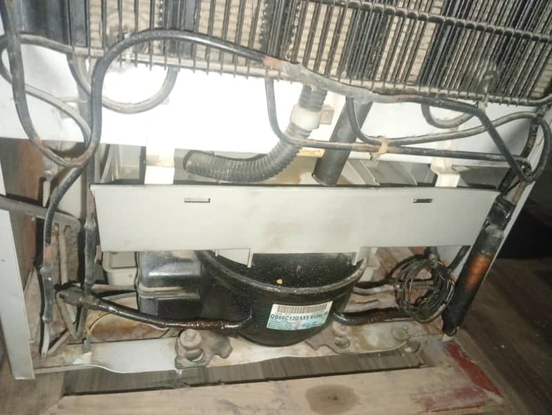 Dawlance medium size fridge 8