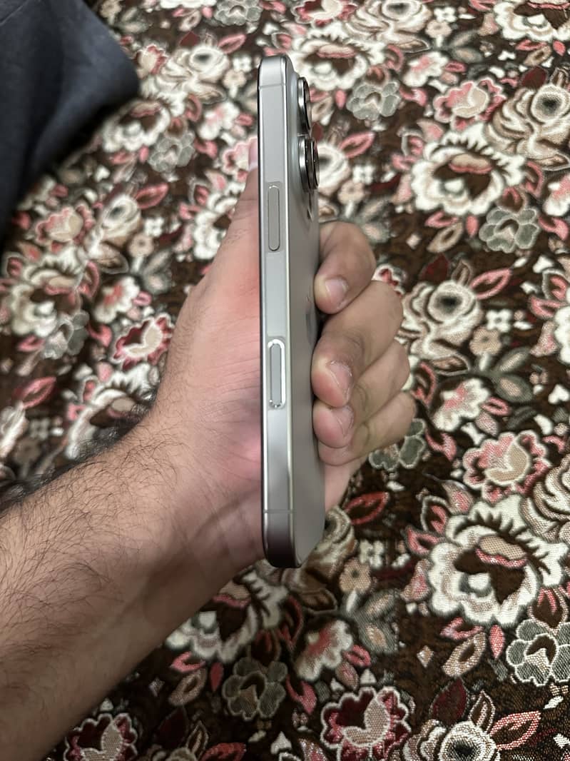 Apple iPhone 16 Pro 1
