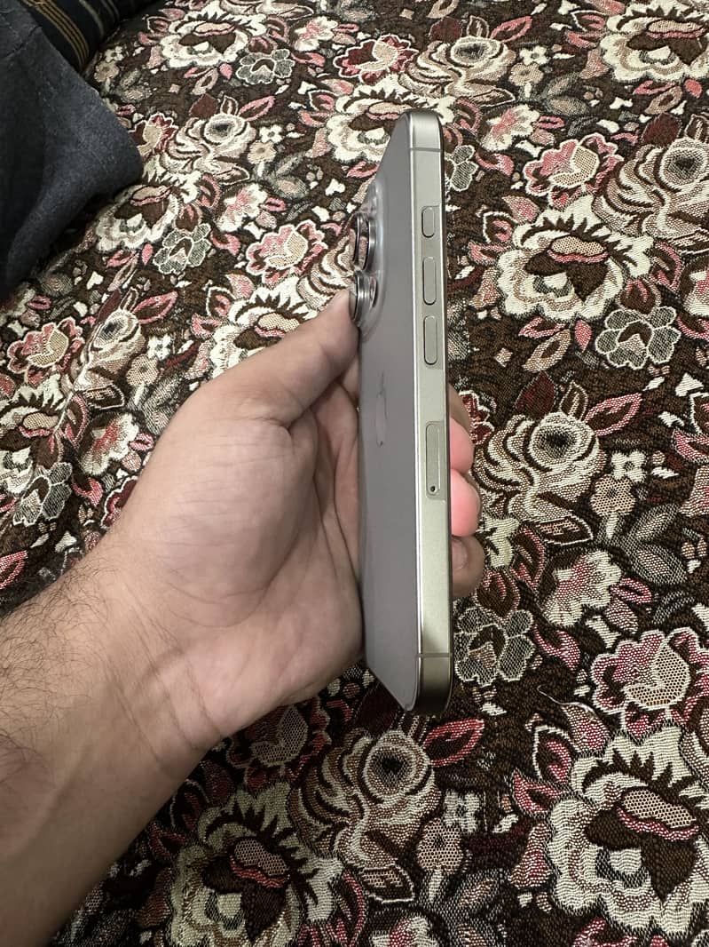 Apple iPhone 16 Pro 2