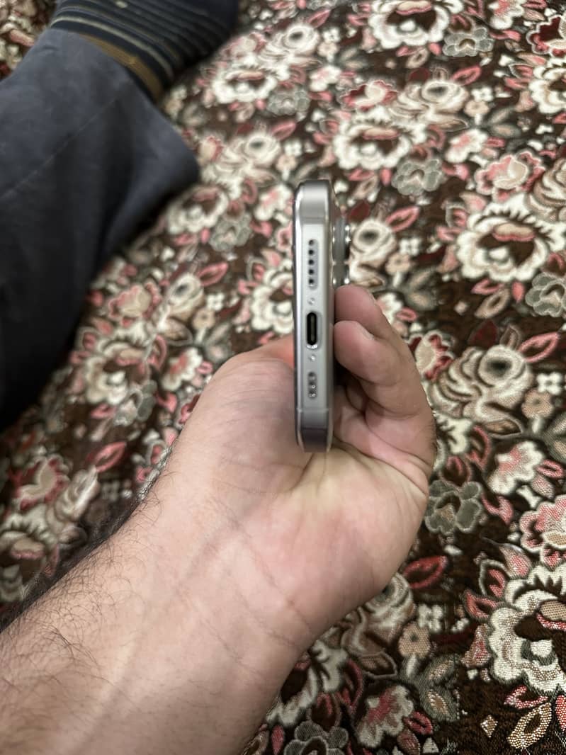 Apple iPhone 16 Pro 4