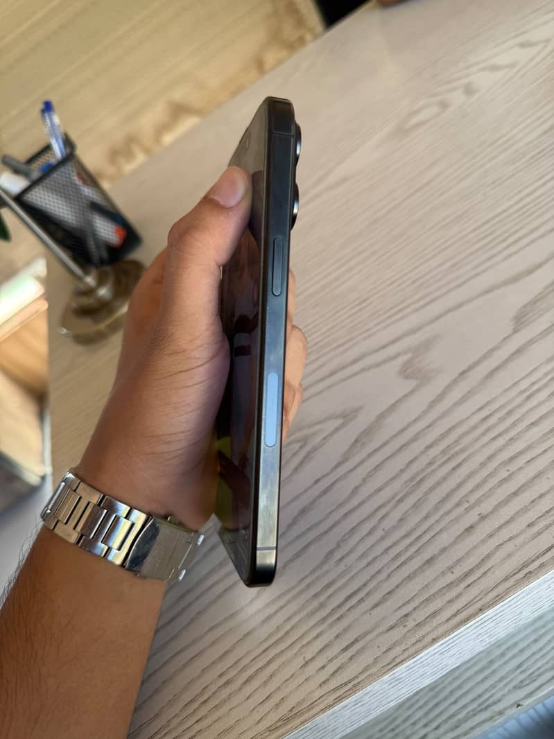 Apple iPhone 15 Pro Max 4