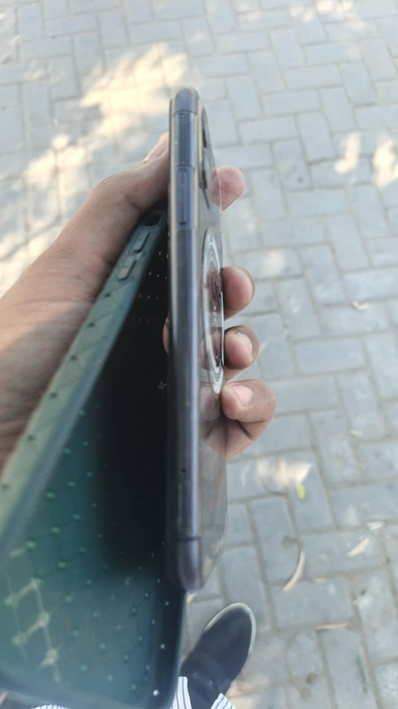 Apple iPhone 11 4