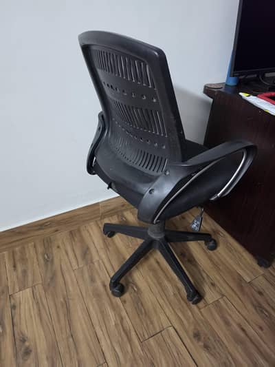 black computer chair