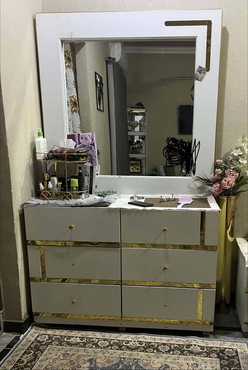 Master bed | dressing table | sides tables 0