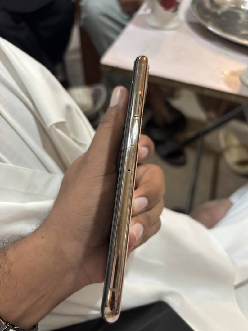 Apple iPhone 11 Pro Max 2