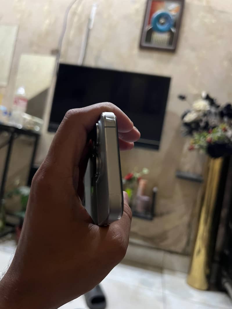 Apple iPhone 15 Pro 4