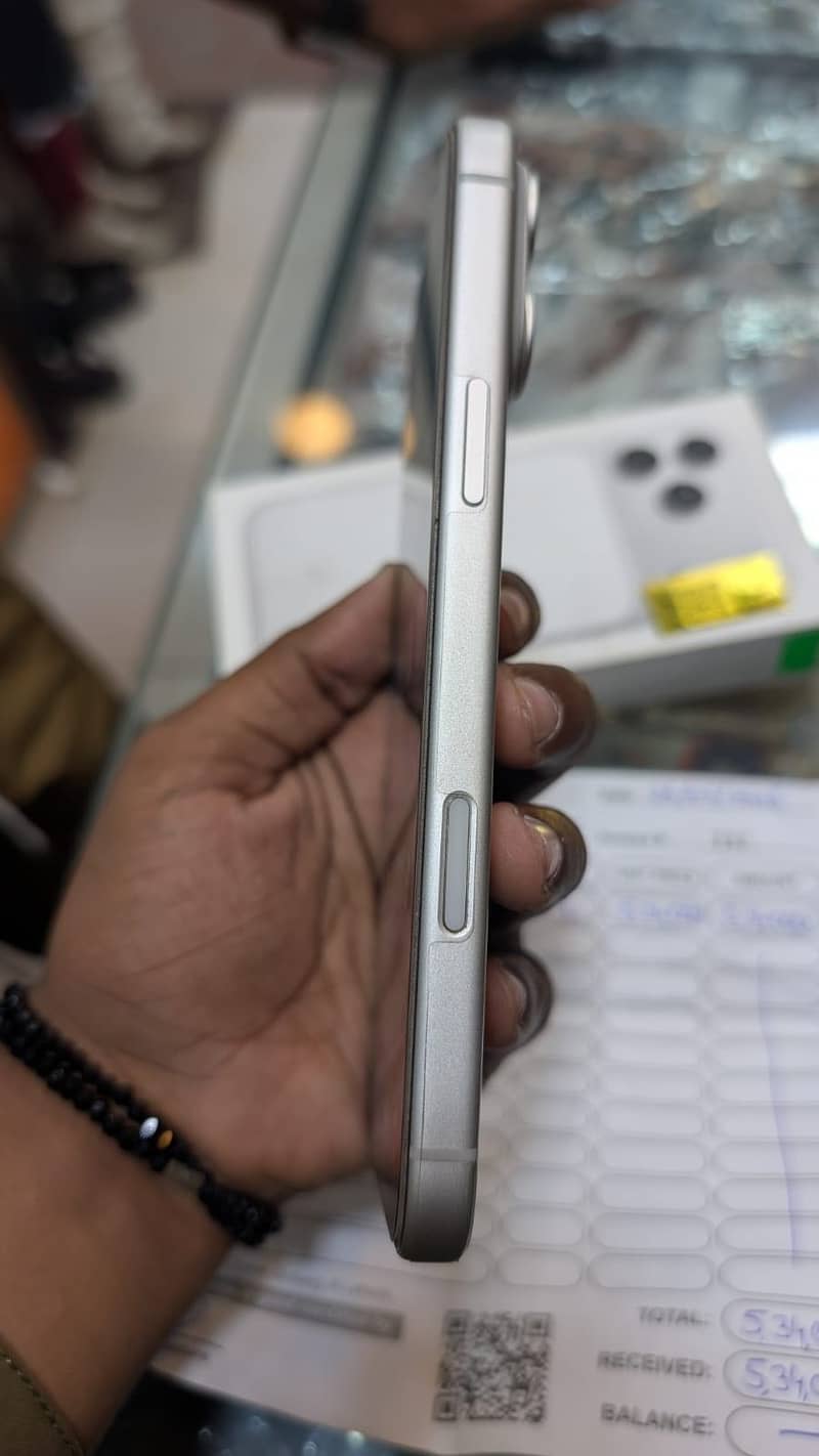 Apple iPhone 17 Pro Max 4