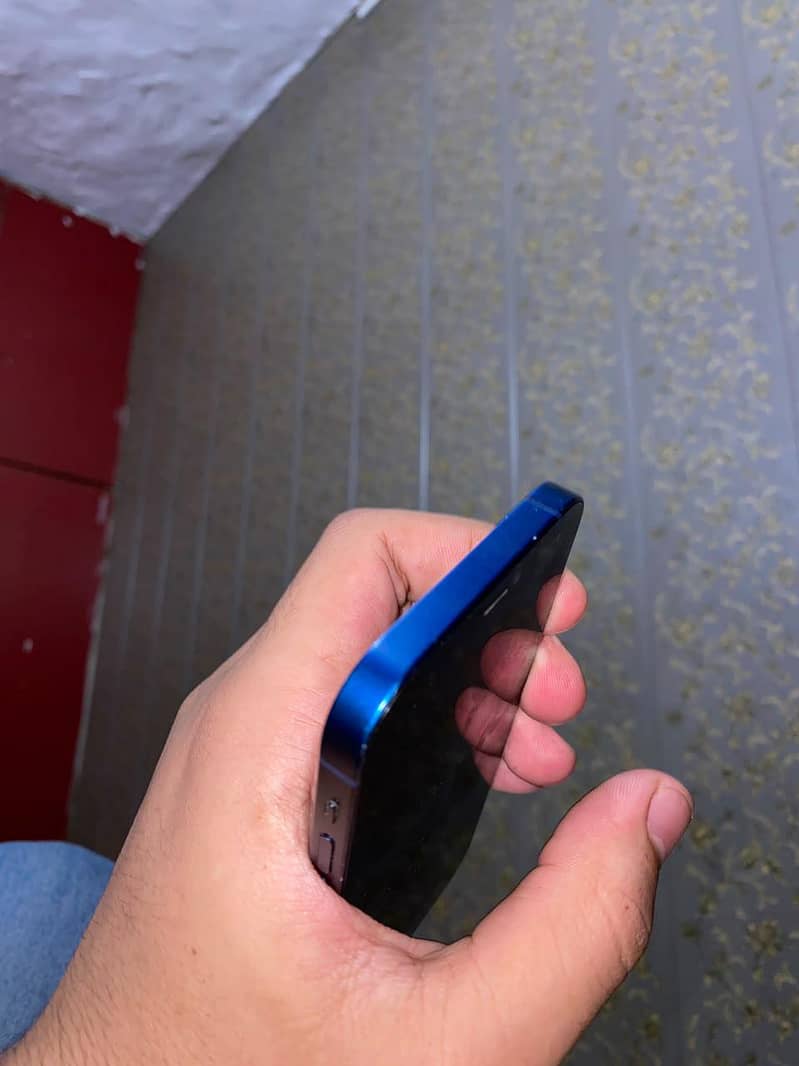 Apple iPhone 12 4