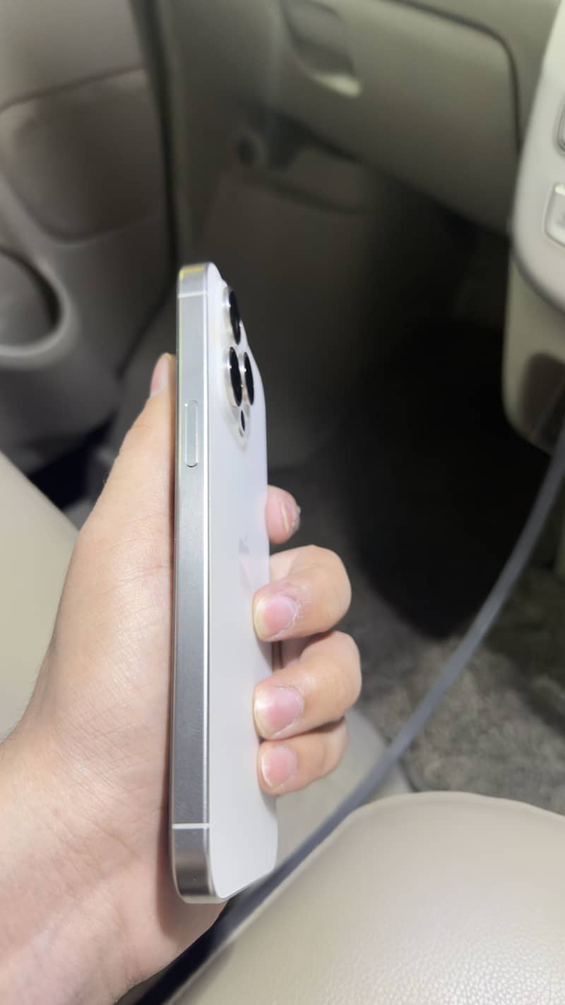 Apple iPhone 15 Pro Max 2