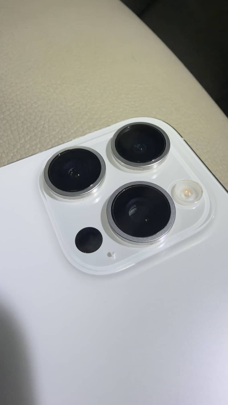 Apple iPhone 15 Pro Max 4