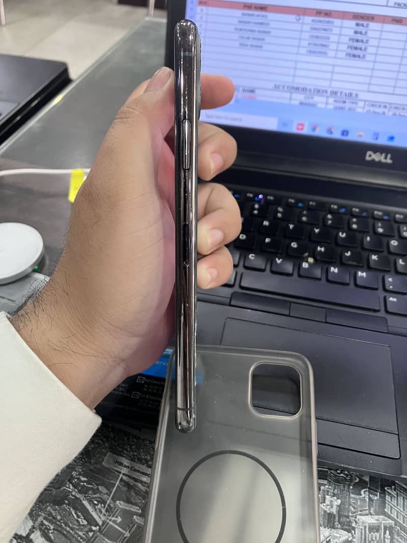 Apple iPhone 11 Pro Max sim glitch 0