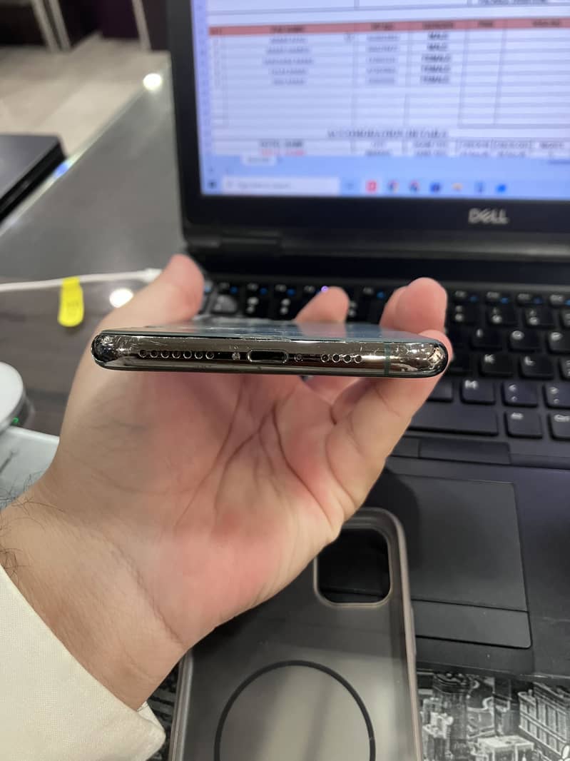 Apple iPhone 11 Pro Max sim glitch 3