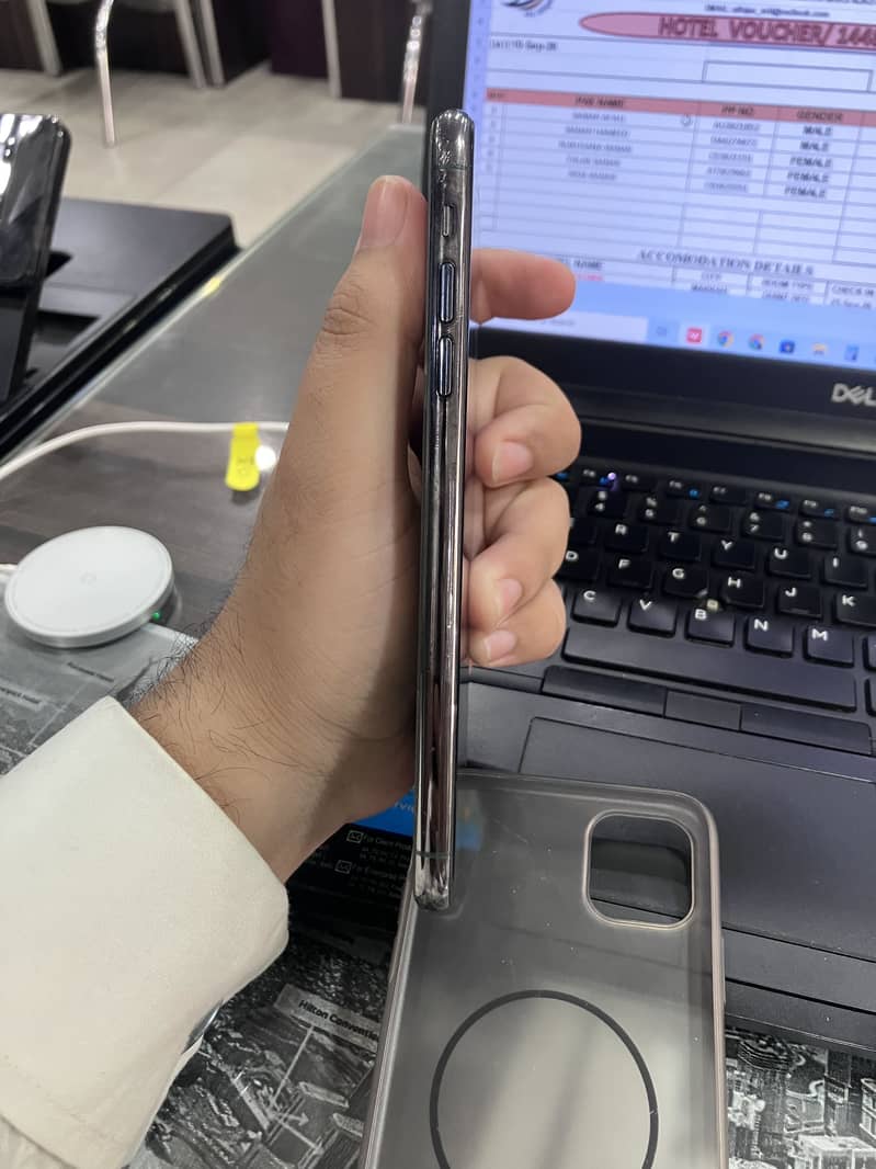 Apple iPhone 11 Pro Max sim glitch 5