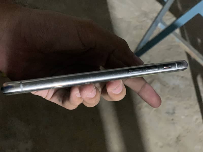Apple iPhone X 4