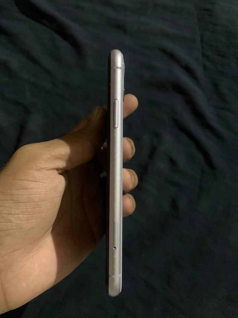 Apple iPhone 11 4