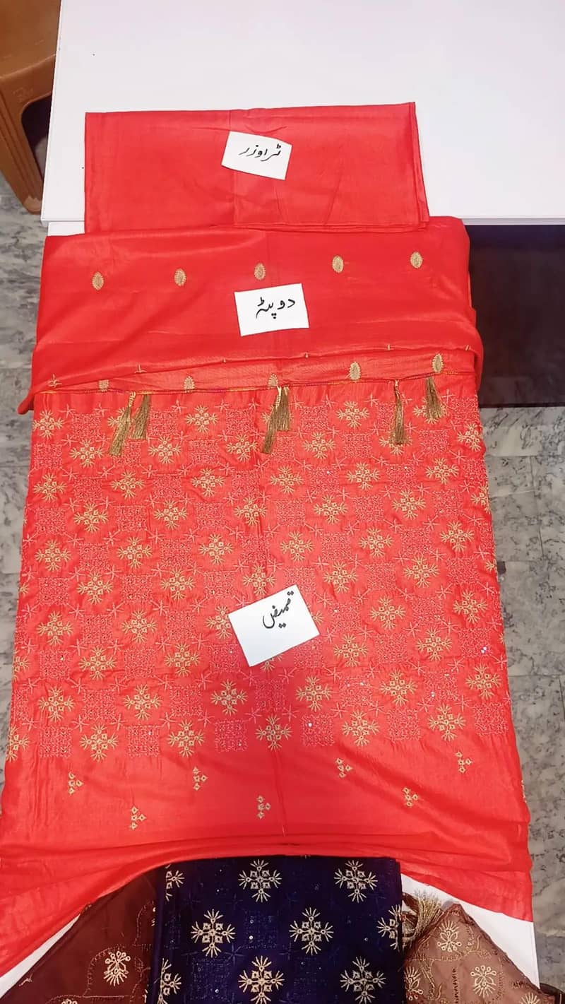 کڑھائی والی لیلن  تھری پیس  ۔ 8 خوبصورت رنگوں میں دستیاب ہے ۔ 1