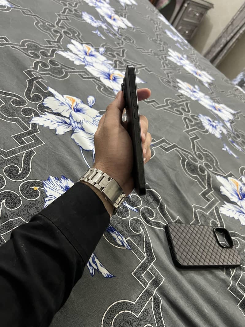 Apple iPhone 16 Pro Max 2