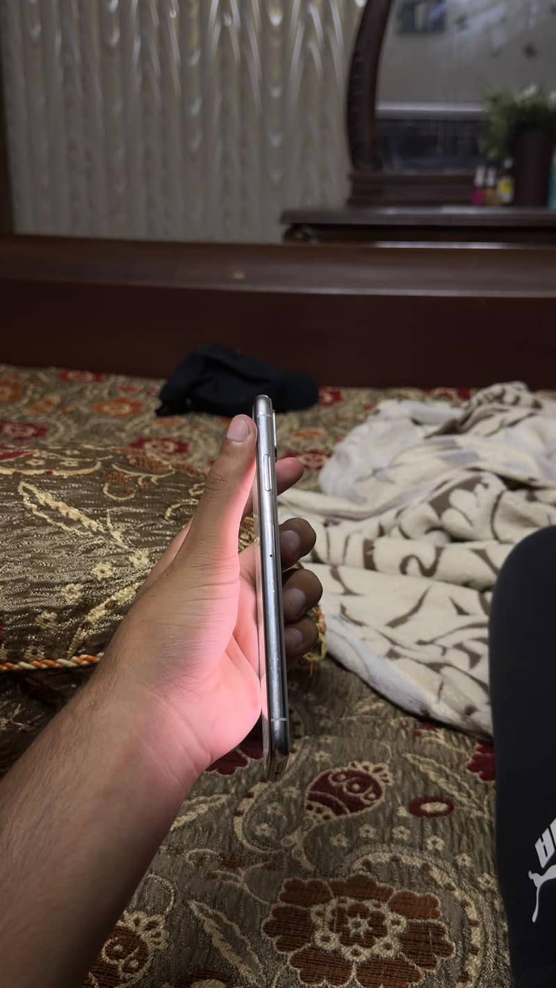 Apple iPhone XS Max 4