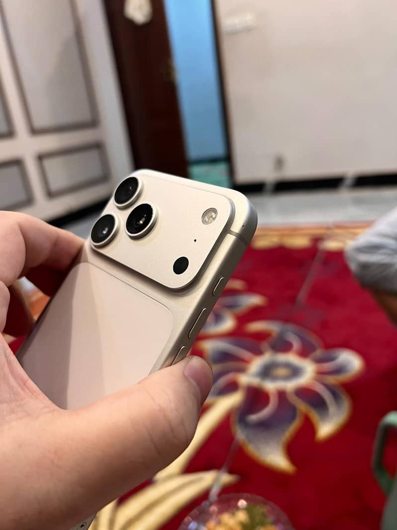 Apple iPhone 17 Pro Max 1