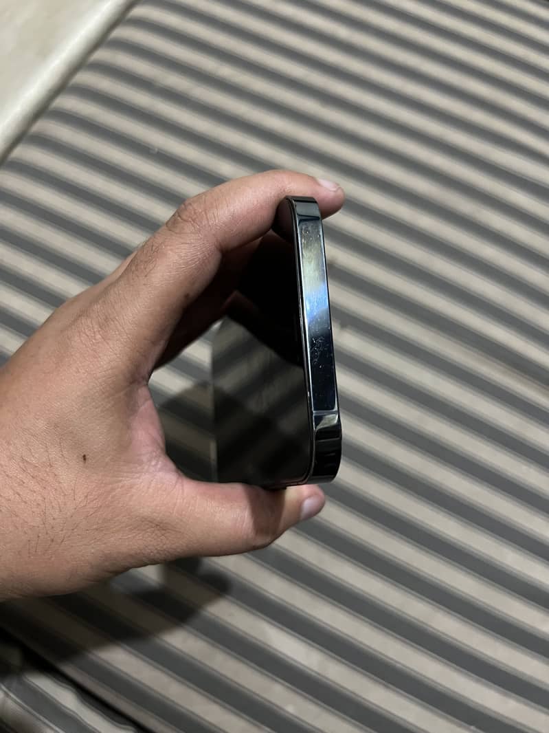 iPhone 12 Pro Max 4