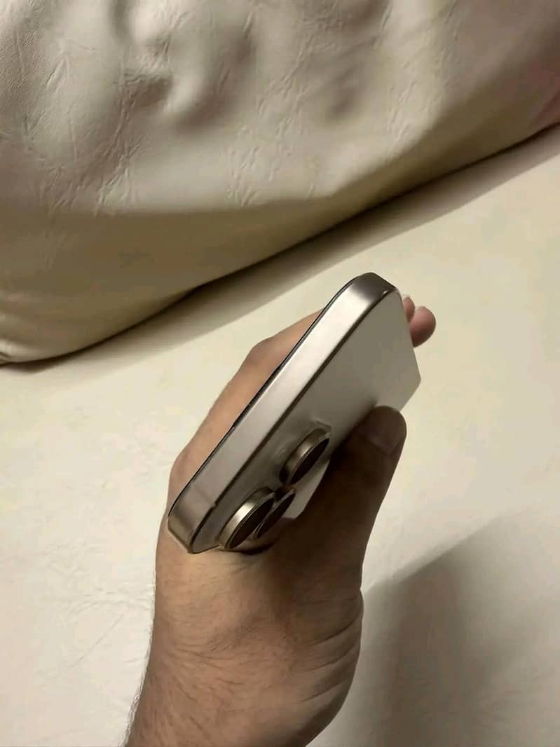 Apple iPhone 16 Pro Max 2