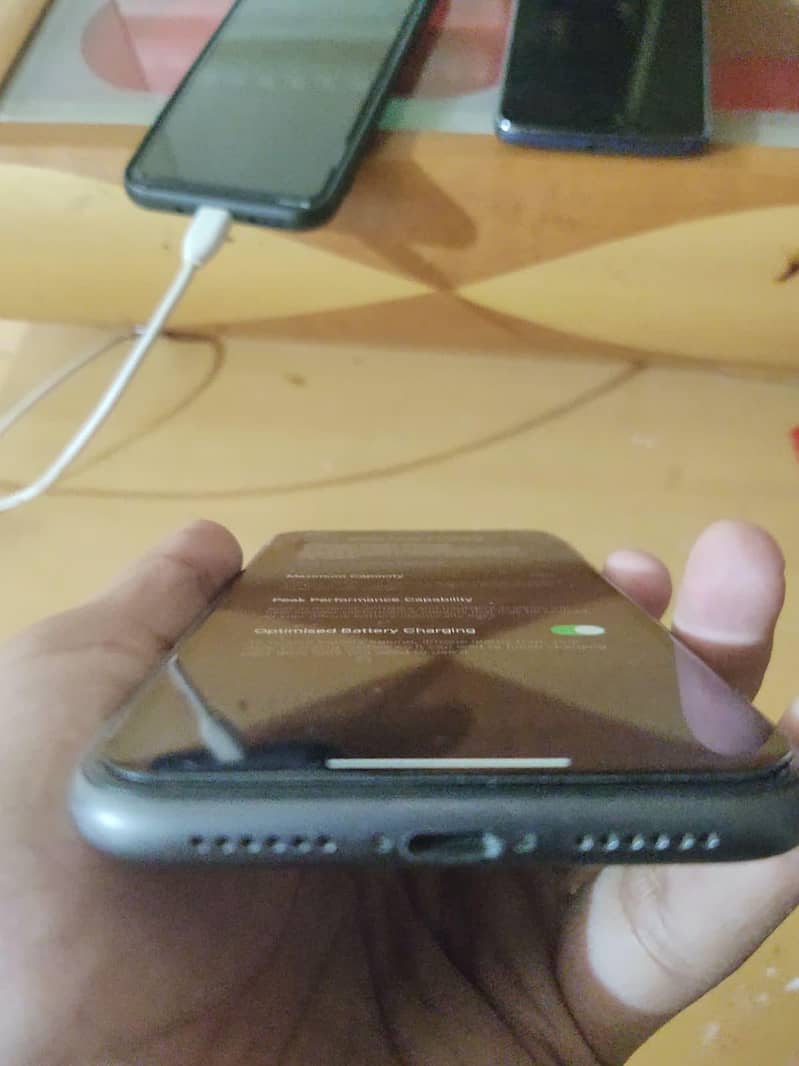 Apple iPhone 11 4