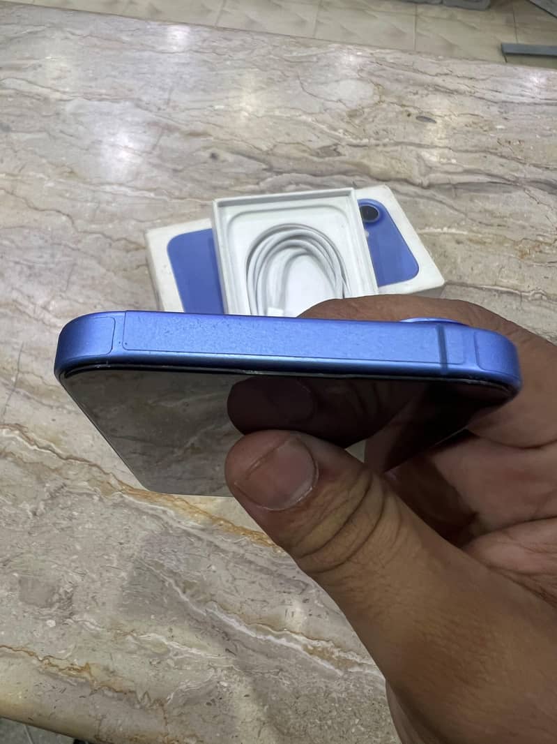 Apple iPhone 16 4