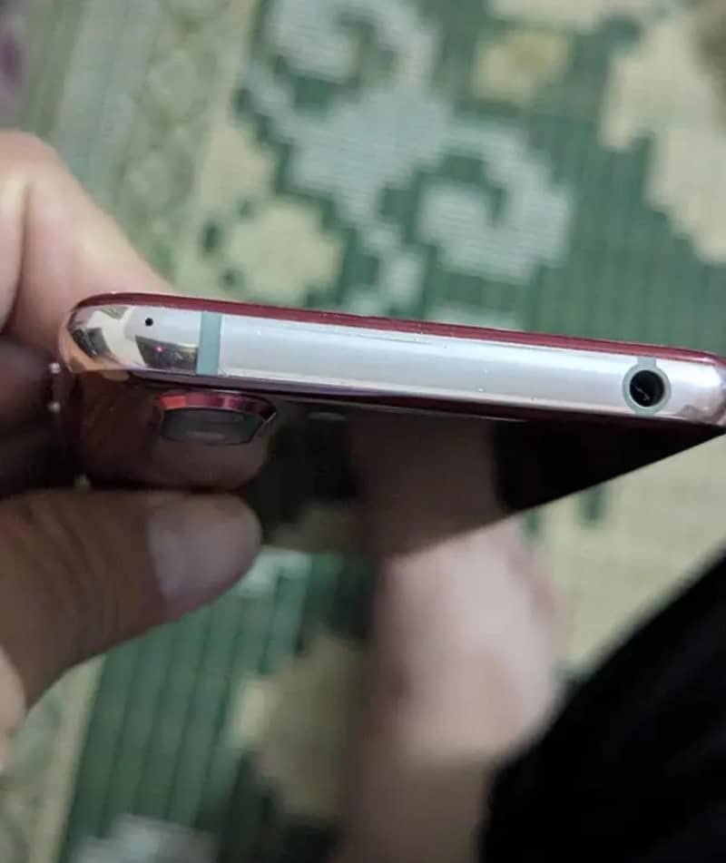 Sharp Aquos R2 4