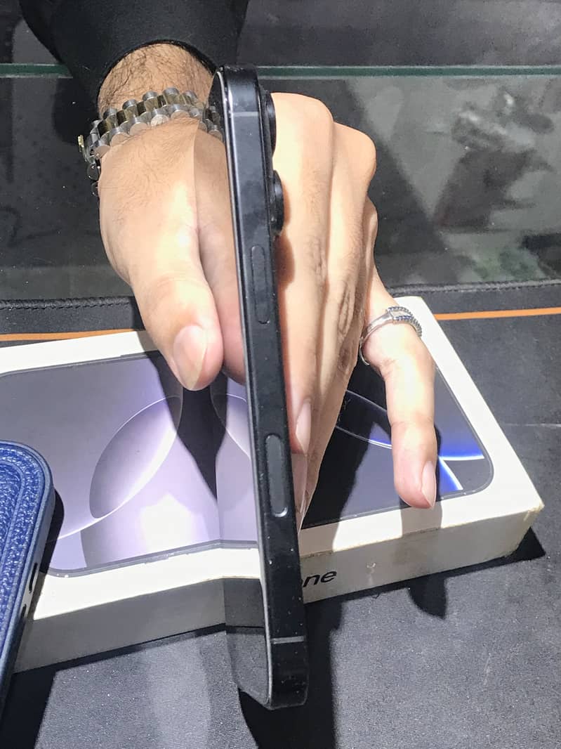 Apple iPhone 16 Pro 1