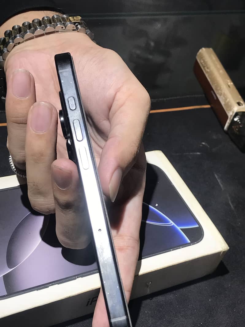 Apple iPhone 16 Pro 3