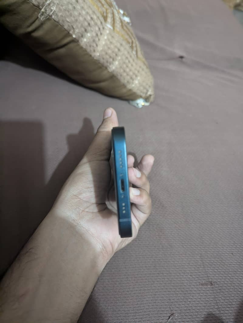 Apple iPhone 13 5