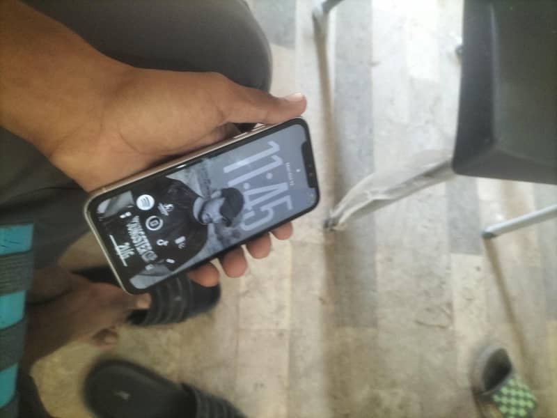 Apple iPhone 11 4