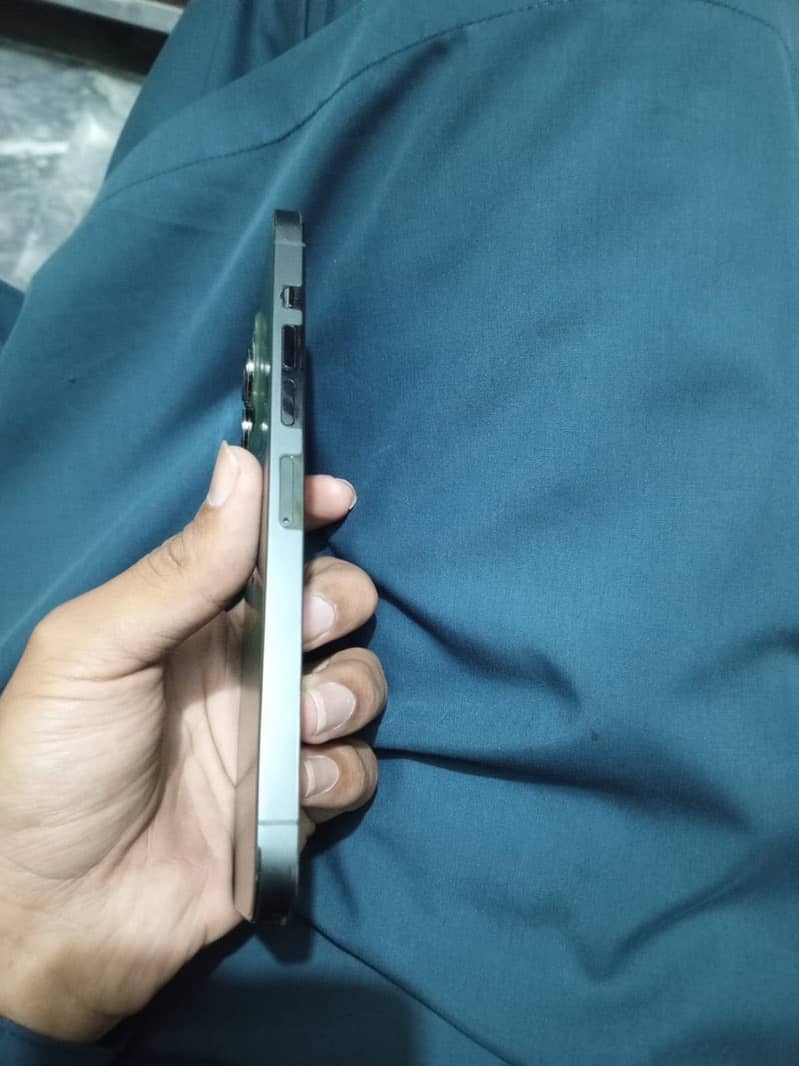 Apple iPhone 13 Pro Max 2