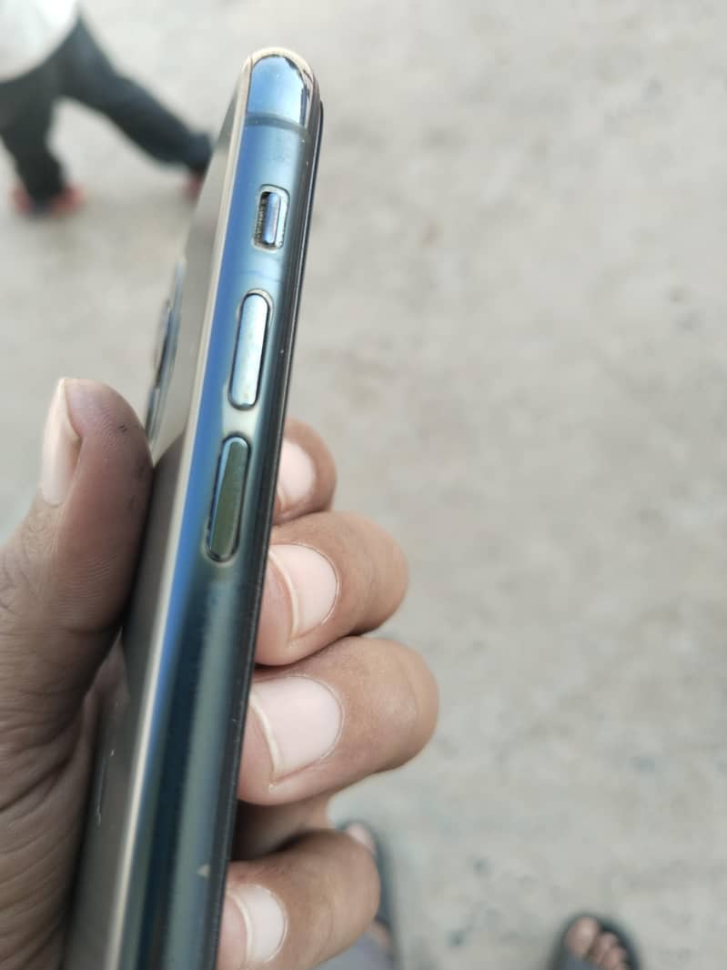 Apple iPhone 11 Pro Max 9