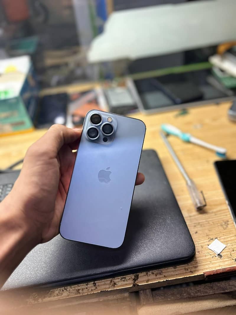 Apple iPhone 13 Pro Max 1