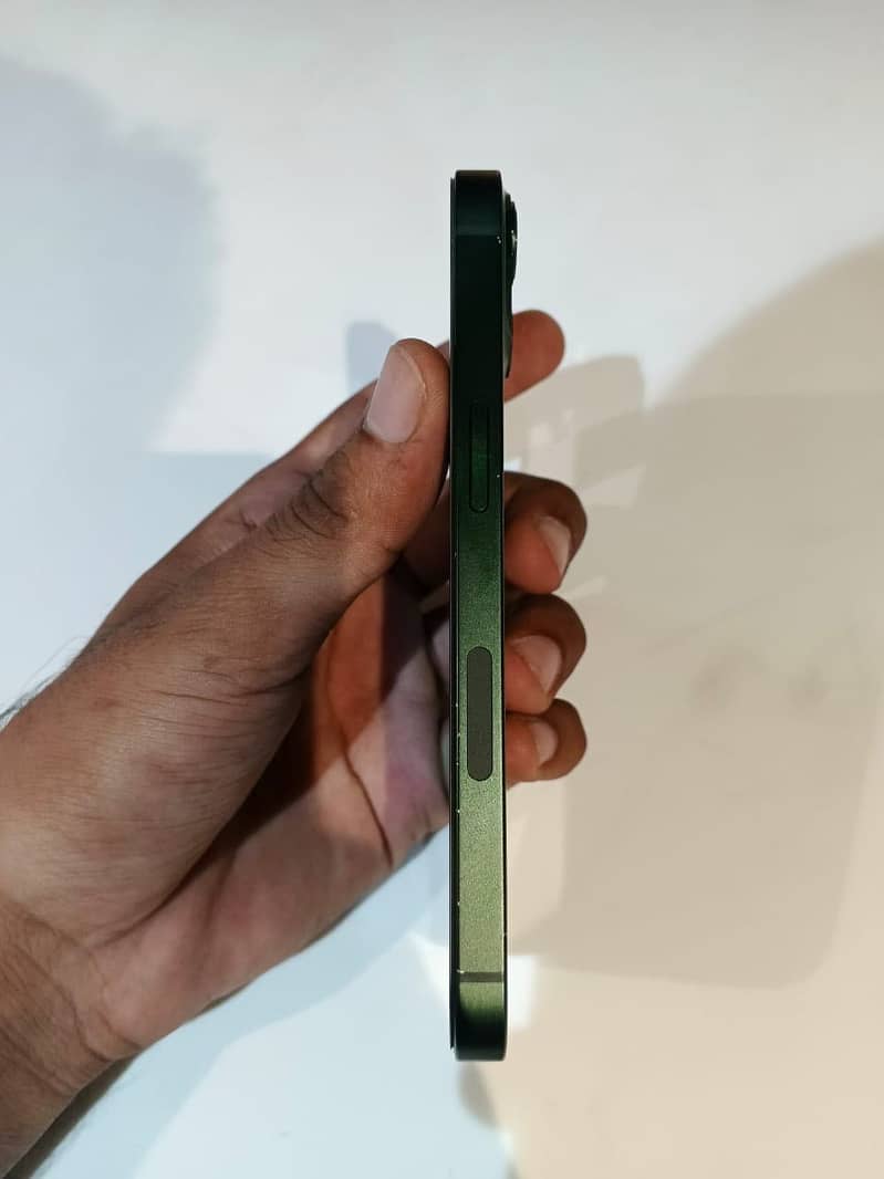 Apple iPhone 13 jv 0