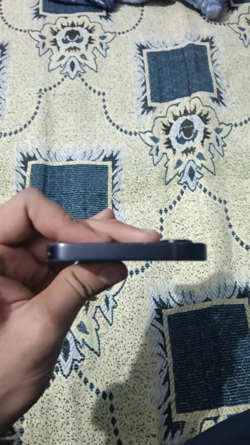 Apple iPhone 16e 1