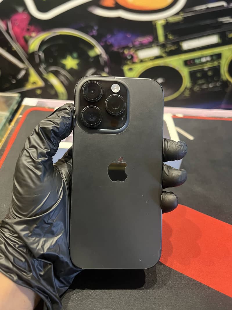 Apple iPhone 16 Pro 1
